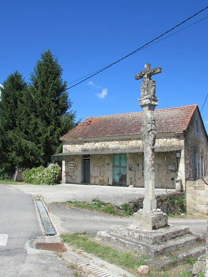 Steinkreuz am Ortsausgang von Valbon