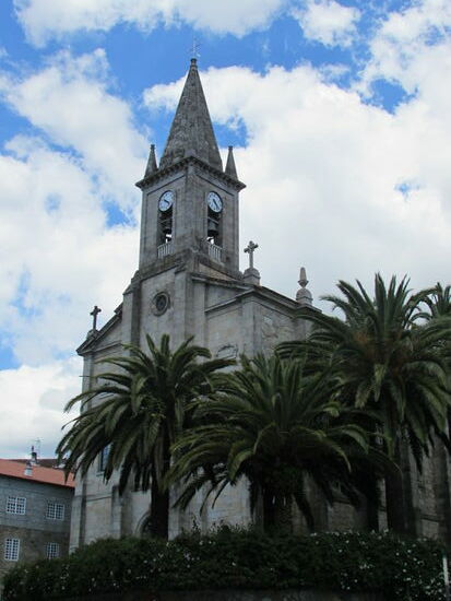 Die Kirche ist umgeben von riesigen Palmen. Darunter kann man Platz nehmen und einen Kaffee genießen.
