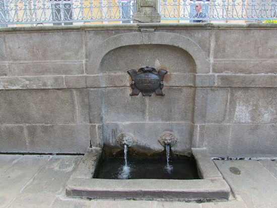 Hier kommt heißes Wasser aus den Hähnen.