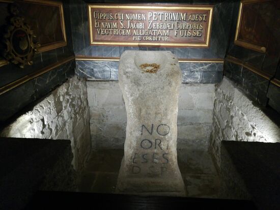 Dieser Stein ist ein wichtiges Element in der Jakobs Tradition. Die sterblichen Überreste des Apostel Jakobus sollen einst von Jerusalem hier her gebracht worden sein.