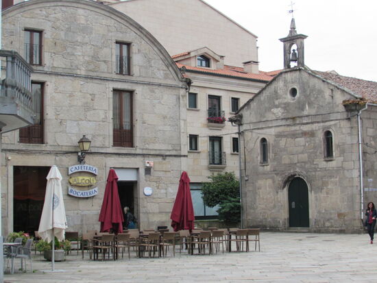 In den Gassen sind nicht nur kleine Kirchen sondern auch viele kleine Cafés.