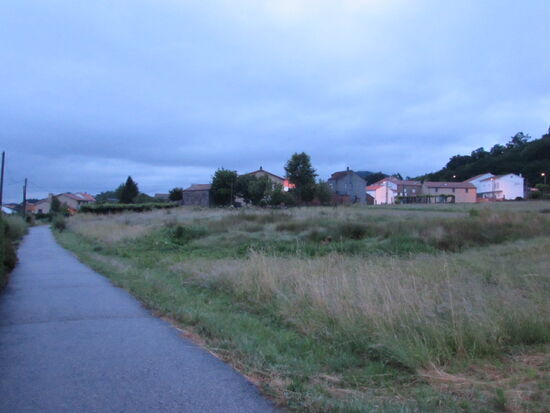 Langsam wird es hell. Ich gehe wieder durch kleine Orte und außer bellenden Hunden und Hähne die krähen ist noch alles ruhig.