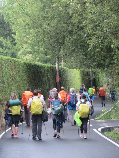 Nach einer Kaffeepause ist plötzlich ein ganzer Pulg von Pilger vor mir.