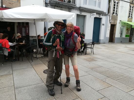 Auf dem Weg mir den letzten Stempel zu holen, treffe ich Jorge nochmal. Wir freuen uns es geschafft zu haben und es werden Erinnerungsfotos gemacht.