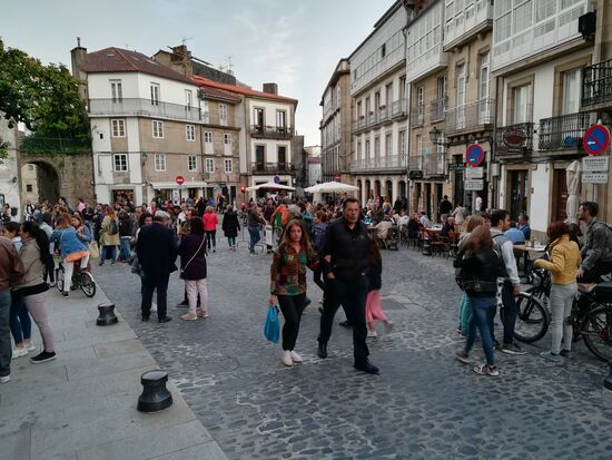 Die Pension liegt an einem schönen Platz. Heute wurde in der ganzen Stadt gefeiert, auf vielen Plätzen war Musik und viele Menschen.