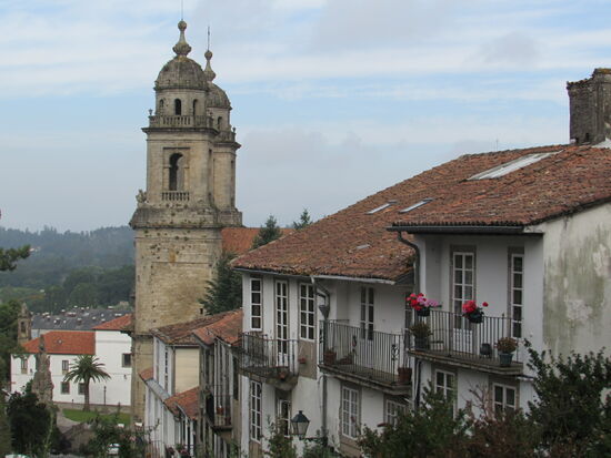 Es gibt viele Kirchen in Santiago