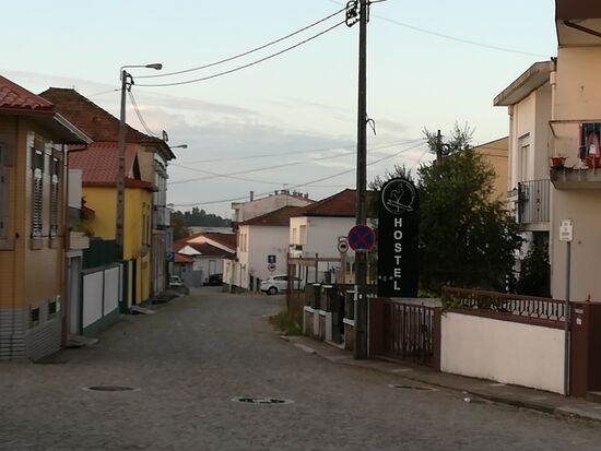Das Hostel ist ca. 15 Gehminuten vom Airport entfernt.