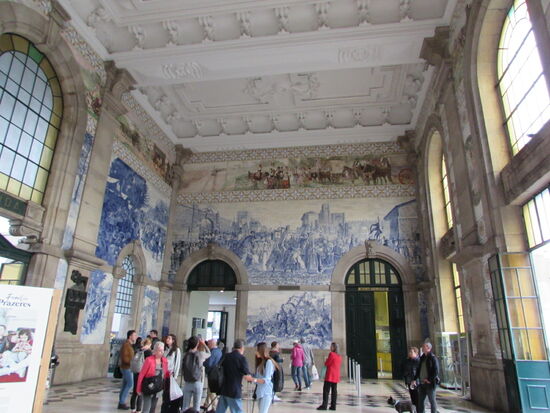 Gegenüber der Station ein wunderschöne Bahnhofshalle.