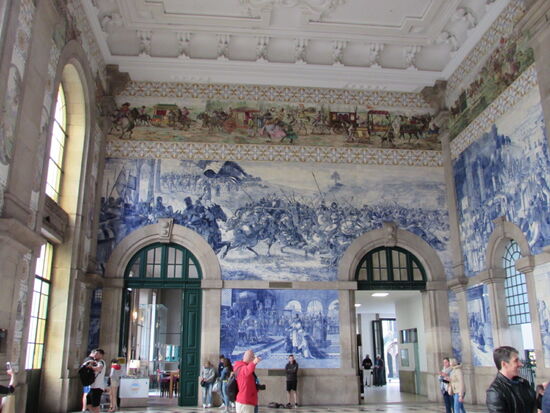 An den Wänden große Bilder aus Kacheln.