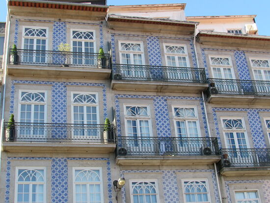 In Porto gibt es viele Häuser, die so schön mit Kacheln verkleidet sind.
