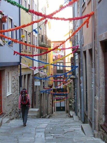 Wegen Pfingsten ist noch alles bunt geschmückt.