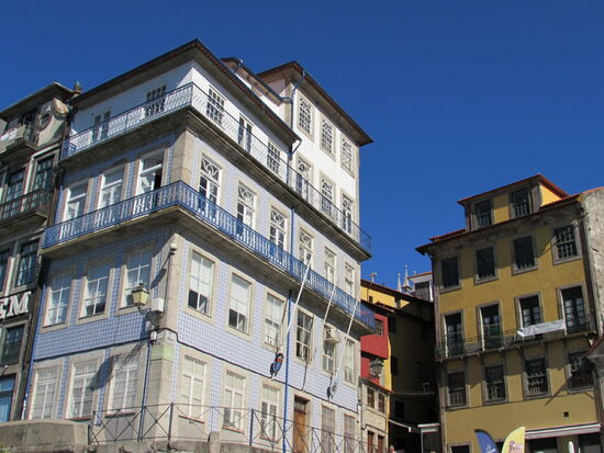 Wir gehen in Richtung Port Luis und dann zur Station der traditionellen Elektrobahn.