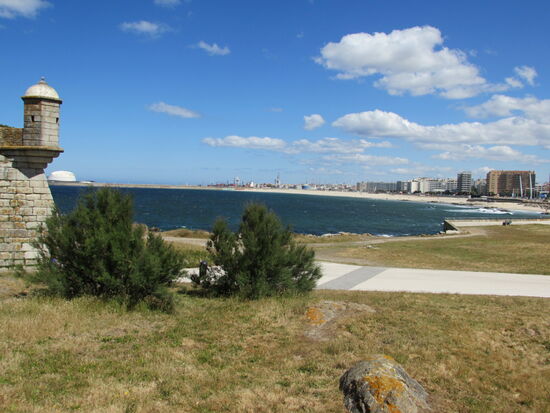 Links ist eine Ecke vom Forte Sao Fransico Xavier zu sehen. Es steht an der Bucht von Matosinhos. Der Ort ist geprägt vom Tourismus und dem Hafen.