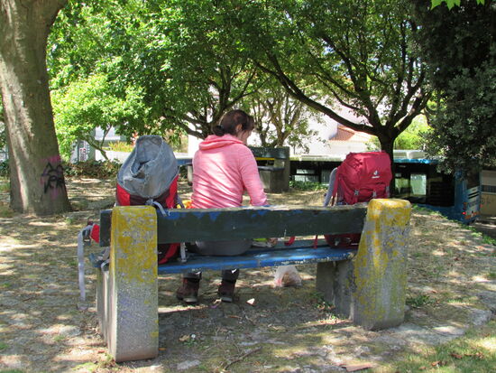 Mittagspause machen wir im Ort Leca da Palmeira. Wir sind an einem Geschäft mit lecker Obst und Gemüse vorbei gekommen und haben uns für die Pause eingedeckt.