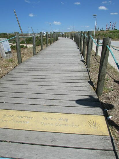 Nachdem es bislang stets auf gepflasterten Wegen oder Straßen entlang ging, geht es nun zum großen Teil auf diesen Holzwegen weiter.