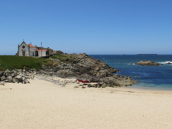Eine kleine Kirche am Rande der Strecke.