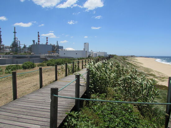 Links eine riesige Industrieanlagen. Paßt irgendwie gar nicht in die Landschaft.