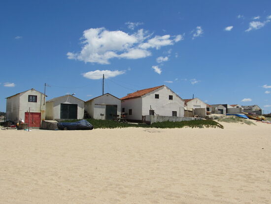 Das haben wir nur einmal gesehen, kleine Fischerhäuser am Strand. Der Rest der Weges war sehr touristisch zugebaut.