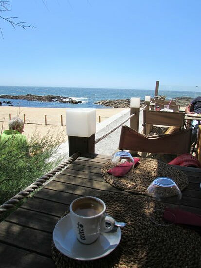 Pause mit einem guten Cappuccino und Blick auf das Meer.