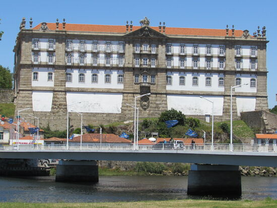 Blick auf ein ehemaliges Kloster. Dort endet das Äquaduct der Stadt.