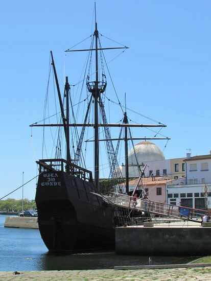 Eine Karavelle. Mit solchen Segelschiffe ging Vasco da Gama einst auf die See um fremde Länder zu erkunden.
