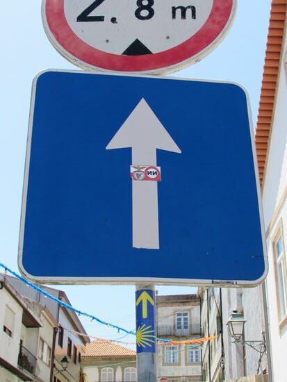 Die gelben Pfeile zur Wegbeschreibung sind nicht immer leicht zu finden. Wir müssen stets ein wachsames Auge haben.