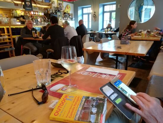 Im Café Sailerman and friends stärken wir uns. Ausserdem bekommen wir einen Stempel in unseren Pilgerausweis