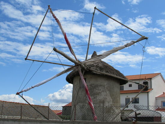 Entlang des Weges eine alte Windmühle.