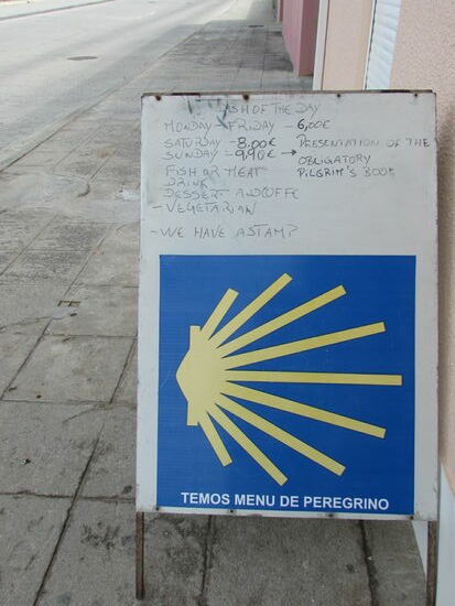 In Agucadoura entdecken wir das erste Restaurant in dem ein Pilger Menü angeboten wird. Wir holen uns bei der Gelegenheit dort gleich einen Stempel für unseren Ausweis 