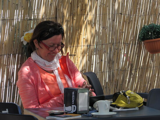 In Fao genießen wir eine schattige Kaffee Pause und wir holen uns einen weiteren Stempel 