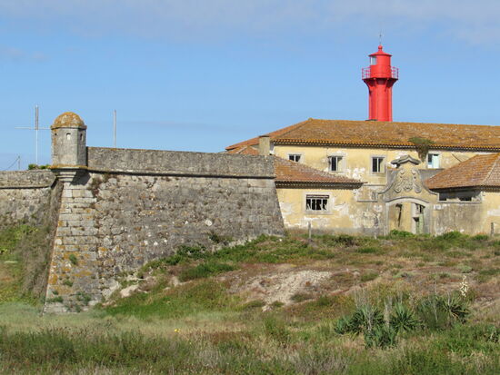 Linker Hand die Festungsanlage S. Joao Batista.