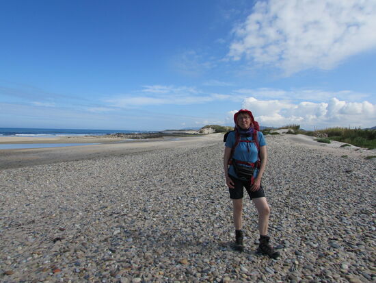 Es geht noch ein Stück der Küste entlang und bei sonnigen 26 Grad steigen wir auf kurze Hose um.
