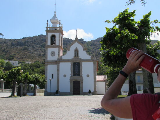 Diese Kirche steht in Belinho. Wir nutzen den Schatten der Olivenbäume für eine Trink Pause.