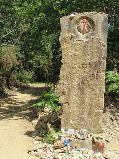 Durch lichten Eukalyptus Wald geht es zum nächsten Dorf - Chafe.