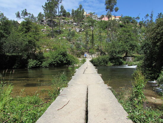 Hier queren wir den Bach und sind schon bald in Castelo do Neiva. Dort machen wir Mittagspause, nach ca. 15km Gehweg.