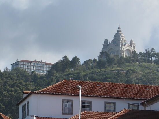 Oberhalb der Stadt liegt das Castelo.