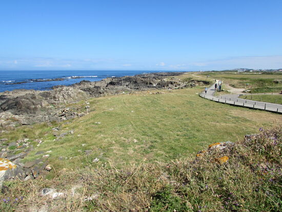 Nach einem Kaffee geht es auf Holzstegen wieder entlang der wunderschönen Küste.