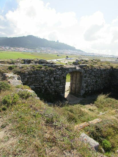 Von einem ehemaligen Fort haben wir noch einmal einen Blick auf das Castelo do Viana, im Foto kaum zu erkennen.