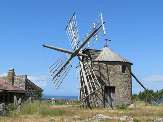 Etwas oberhalb des Strandes führt uns unser Weg an zwei Windmühlen vorbei.
