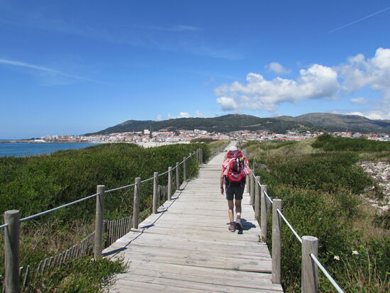 Nach 20km blicken wir auf den Ferienort Ancora. Leider endet dieser Steg plötzlich und wir müssen durch den Strand stapfen. Der Strand ist zwar wunderschön anzusehen aber zum Wandern mega anstrengend.