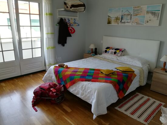 Das Guesthouse liegt am Rande des Ortes im ländlichen Umfeld mit Weinanbau. Das Zimmer ist super. Schöne Gemeinschaftsräume wie Küche, Terrasse und Waschmaschine sind auch vorhanden.