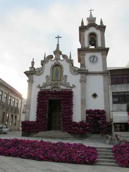 Ich komme auf einen Platz in Ancora der üppig mit Petunien geschmückt ist.