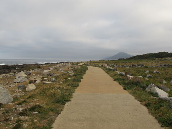 Der Himmel ist bedeckt und so lässt es sich super gut gehen. Der kegelförmige Berg, der weithin zu sehen ist, liegt schon in Spanien.