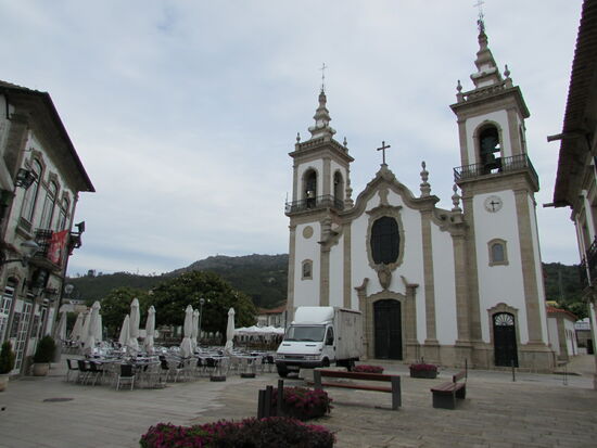 Es ist wieder ein typischer Ort: Kirche, Brunnen und enge Gassen mit Häusern deren Fassade mit Fliesen verkleidet sind und deren Balkone mit Blumen geschmückt sind.