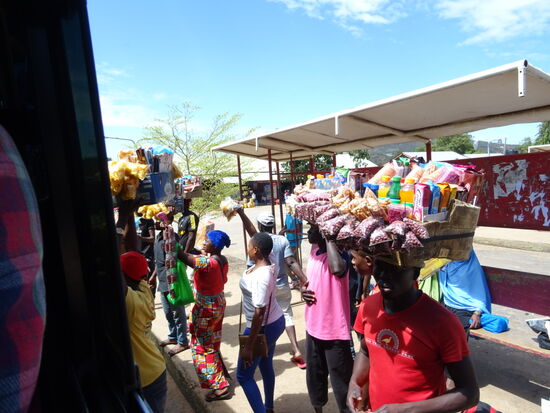 Unser Bus wird sofort von unzähligen Händlern gestürmt. Jeder versucht seine Ware an den Mann zu bringen. Angeboten wird Saft, Kekse, Sonnenbrillen, Kopfhörer, Nüsse, Eier einfach alles.