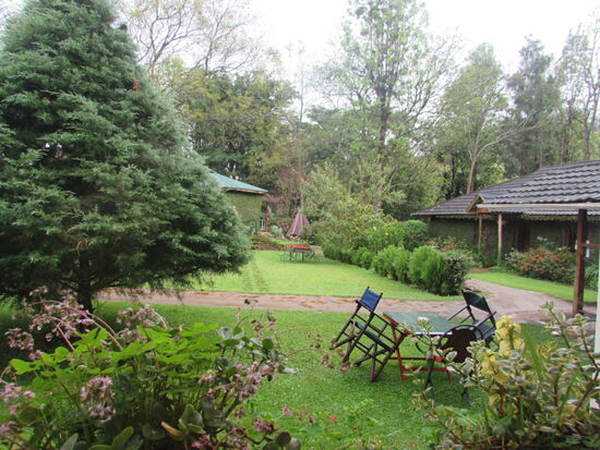 Regen - alle Stühle sind hoch geklappt