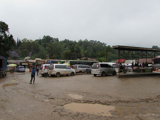 Am Busbahnhof kaufen wir die Tickets für morgen.