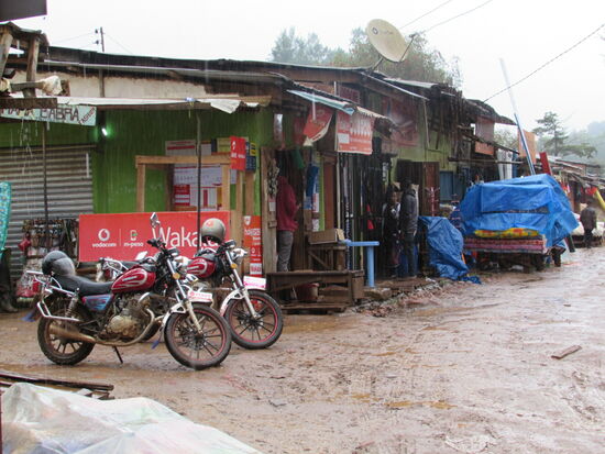 Bei dem Wetter haben die Motorrad- Taxis nichts zu tun.