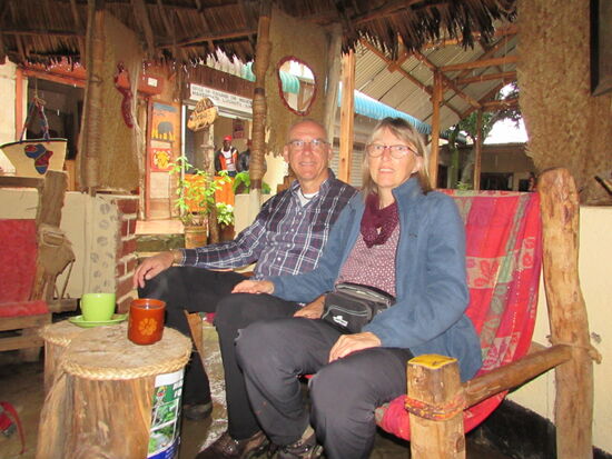 Zum Kaffee gab es eine Sūßigkeit aus Erdnüssen und Zucker. Matthias schmeckte es so gut, das er es sich kaufen wollte.