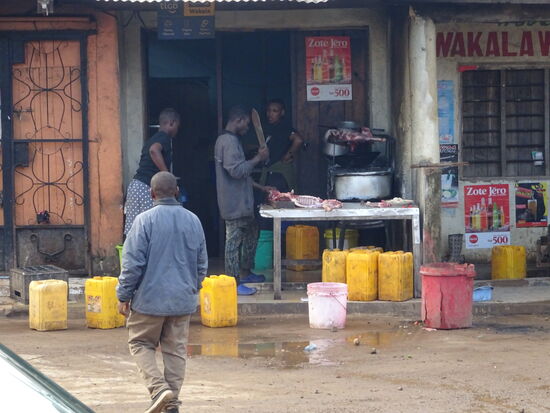 Dort wird eine Ziege zerkleinert.